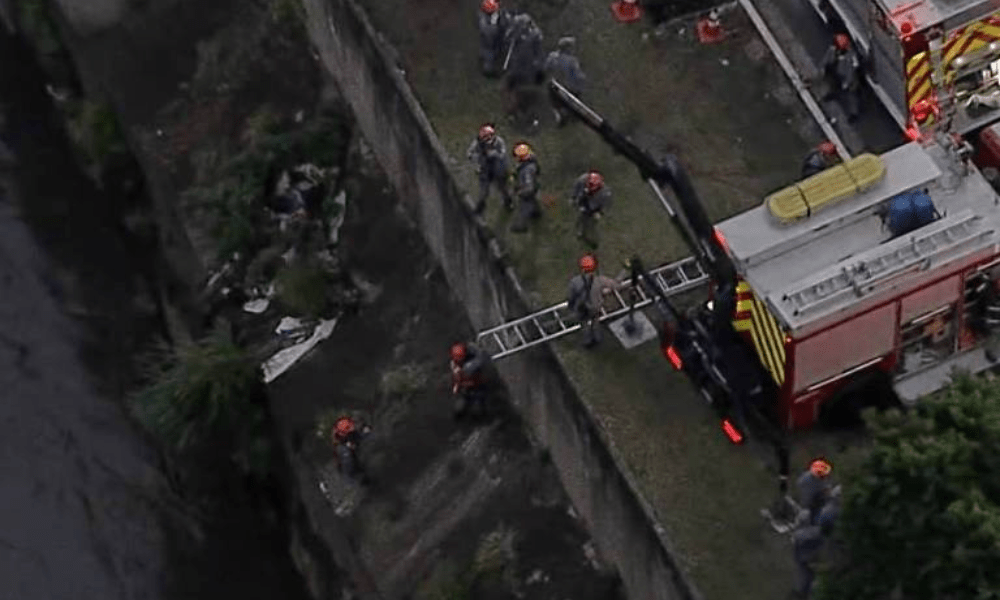Carro cai no Rio Tamanduateí após batida em SP; uma pessoa morreu