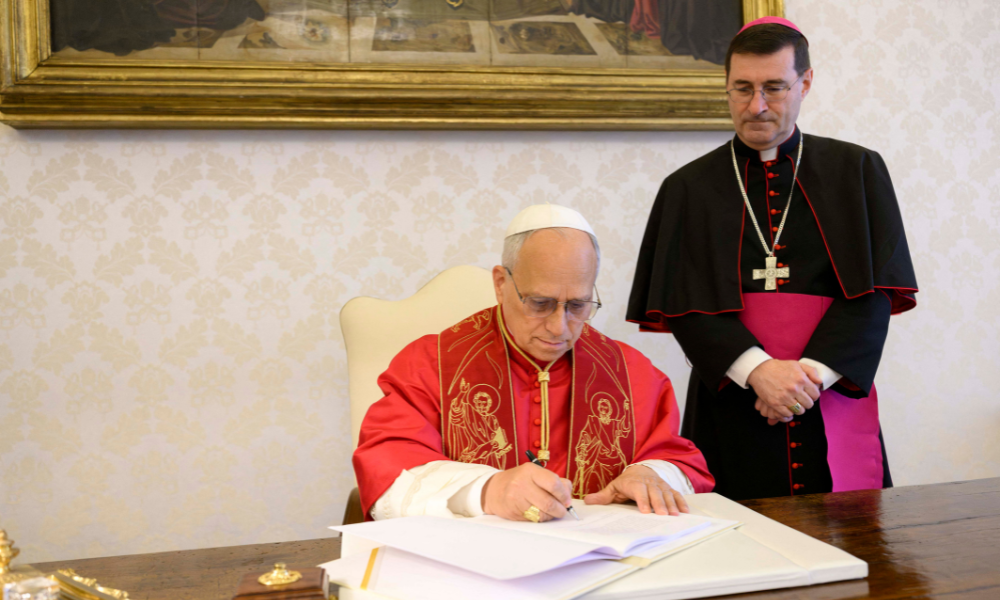 Esta foto, tirada em 15 de maio de 2026 e distribuída em 25 de maio de 2025 pela Mídia do Vaticano, mostra o Papa Leão XIV assinando sua primeira Encíclica, "Magnifica Humanitas", focada na ascensão da inteligência artificial, no Vaticano. (Foto: Divulgação / Mídia do Vaticano / AFP) / USO RESTRITO A FINS EDITORIAIS - CRÉDITO OBRIGATÓRIO: "FOTO AFP / Mídia do Vaticano" - PROIBIDO O USO PARA FINS DE MARKETING - PROIBIDO O USO EM CAMPANHAS PUBLICITÁRIAS - DISTRIBUÍDO COMO UM SERVIÇO AOS CLIENTES
