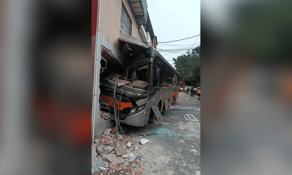 Ônibus atinge sobrado na zona sul de SP; oito ficam feridos