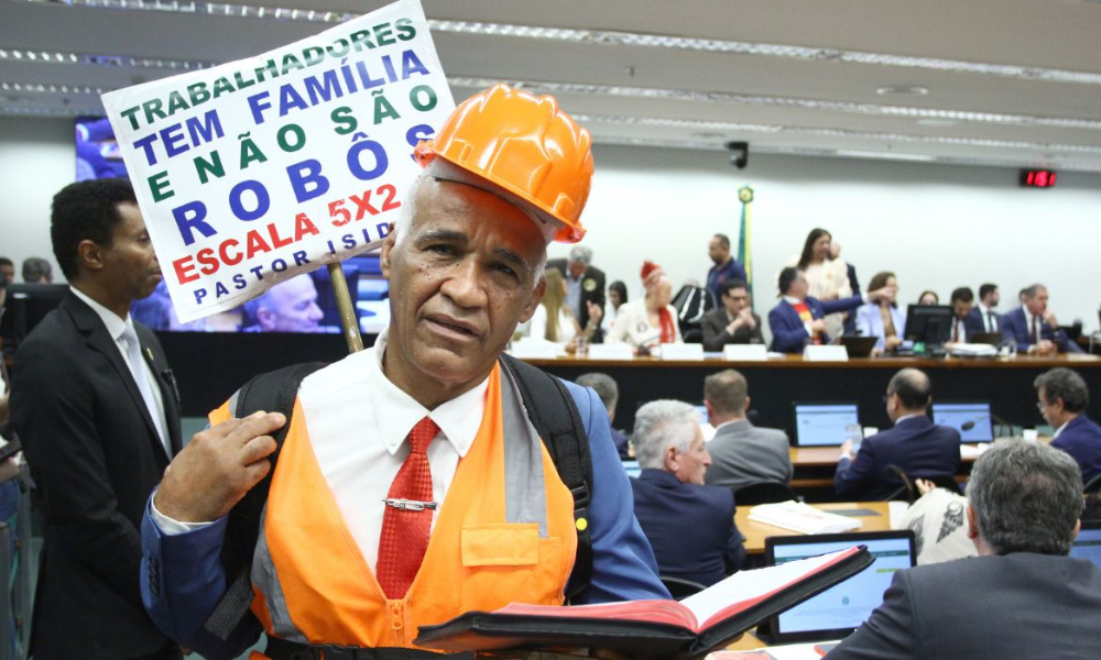 Deputado chora após pensar que votou contra o fim da escala 6×1; assista