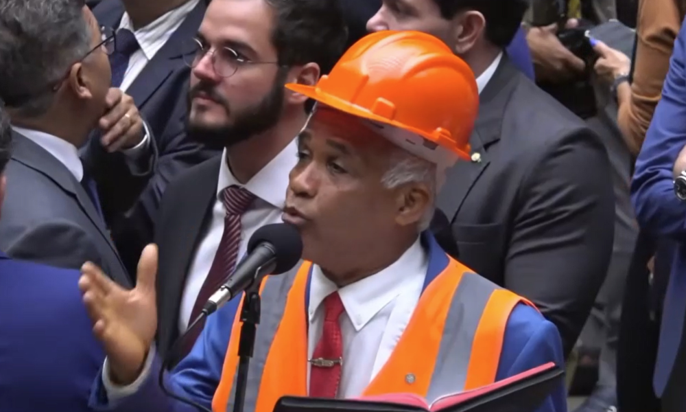 Deputado defende fim da escala 6×1 para ‘trabalhador fazer sexo em paz’ 