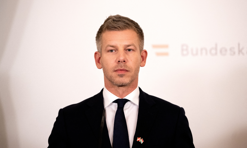 O primeiro-ministro húngaro, Peter Magyar, discursa em conferência de imprensa com a chanceler austríaca em Viena, Áustria, em 21 de maio de 2026. (Foto de Joe Klamar / AFP)