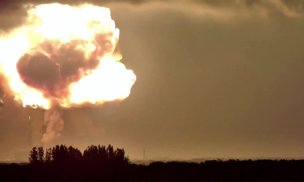 Capturas de tela obtidas em 29 de maio de 2026, a partir de conteúdo de vídeo gerado pelo usuário na página X de @JConcilus e compartilhadas nas redes sociais, mostram o foguete New Glenn da Blue Origin explodindo durante um voo de teste em 28 de maio de 2026, em Cabo Canaveral, Flórida. Vídeos do incidente mostram fumaça saindo de baixo do foguete - que tem 98 metros (321 pés) de altura - antes de ele entrar em combustão completa em uma enorme bola de fogo. Autoridades afirmam que não houve feridos no incidente.