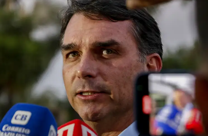Flávio diz ter preferência por mulher como vice