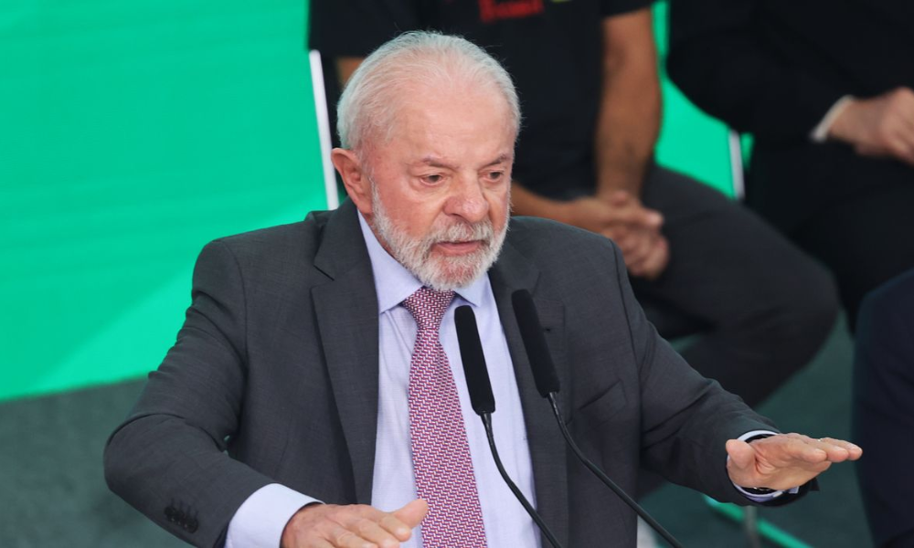 ONGs recorrem à Justiça para suspender a licença da Petrobras; Lula diz que petróleo vai financiar transição