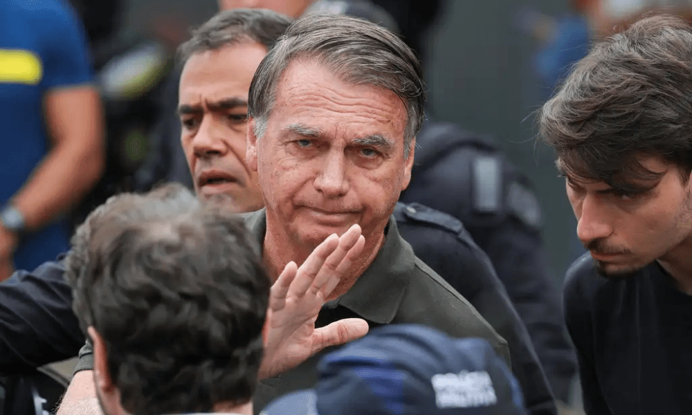 Brasília (DF) 14/09/2025 O ex-presidente Jair Bolsonaro, acompanhado de seu filho, Jair Renan, deixa hospital sob forte esquema de segurança, após passar por procedimentos. Foto: Fabio Rodrigues-Pozzebom/ Agência Brasil