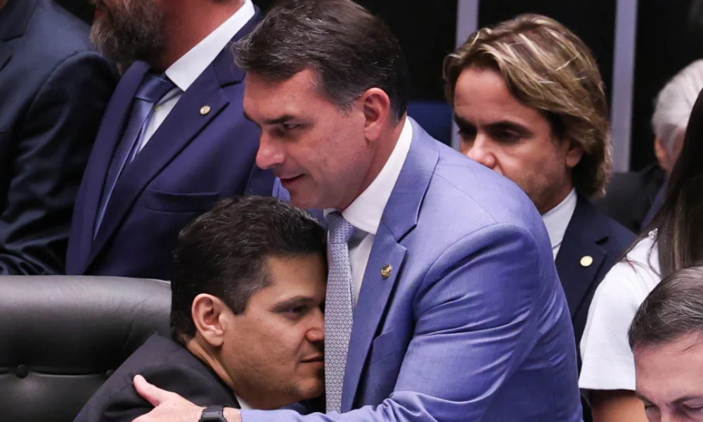 Aproximação de Alcolumbre com Flávio Bolsonaro