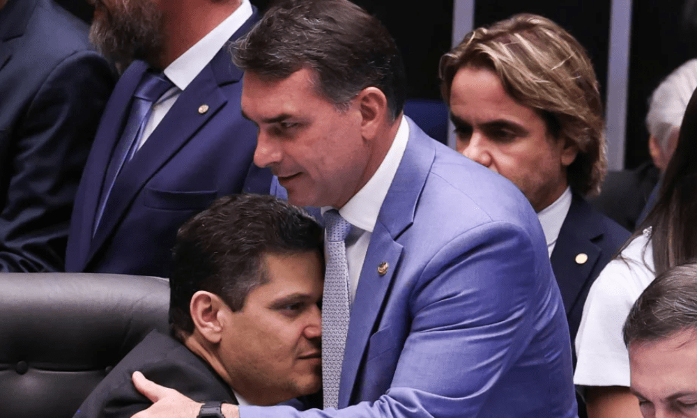 Aproximação de Alcolumbre com Flávio Bolsonaro