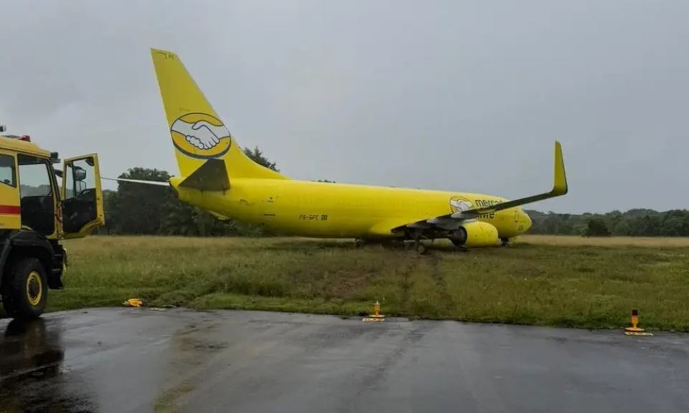 Avião da Gol sai da pista ao pousar no aeroporto de Salvador