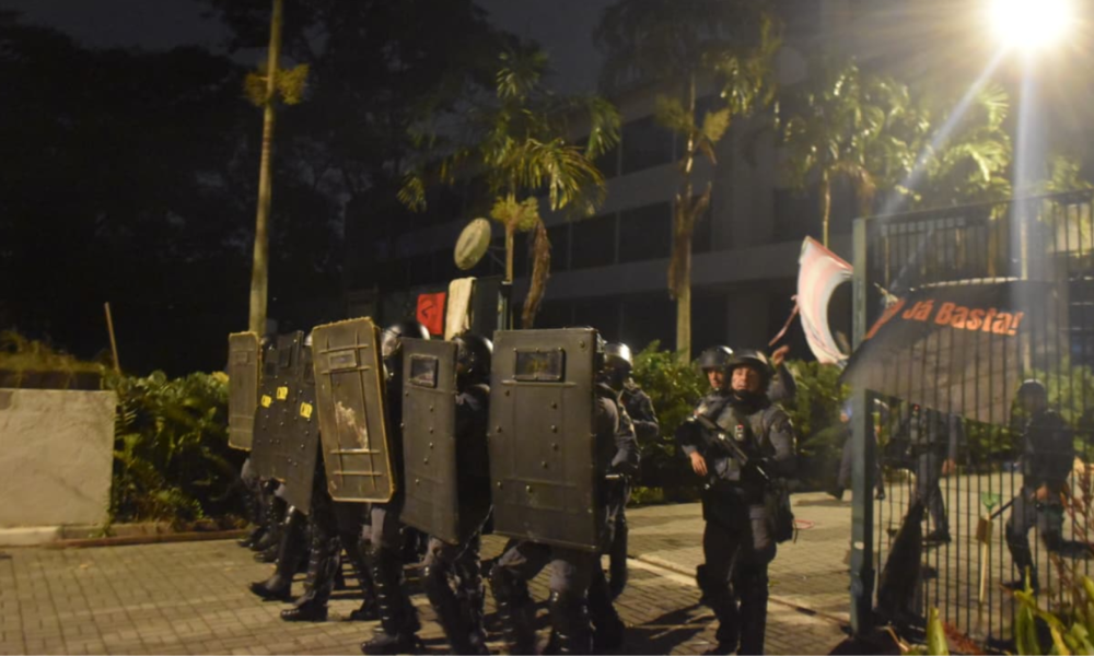 Policiais militares durante ação para desocupar reitoria da USP, na zona oeste da capital paulista, na madrugada deste domingo (10) - Guilherme Farpa/Divulgação
