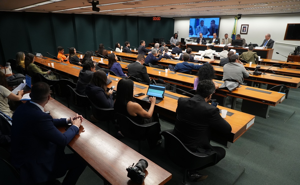Comissão da Câmara aprova uso do FGTS para compra de armas