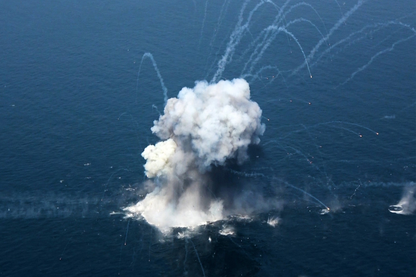 Petroleiro é atingido por míssil enquanto navegava na costa de Omã, em Ormuz