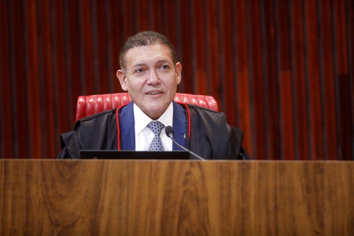 Nunes Marques toma posse como presidente do TSE em cerimônia com Lula e Flávio Bolsonaro
