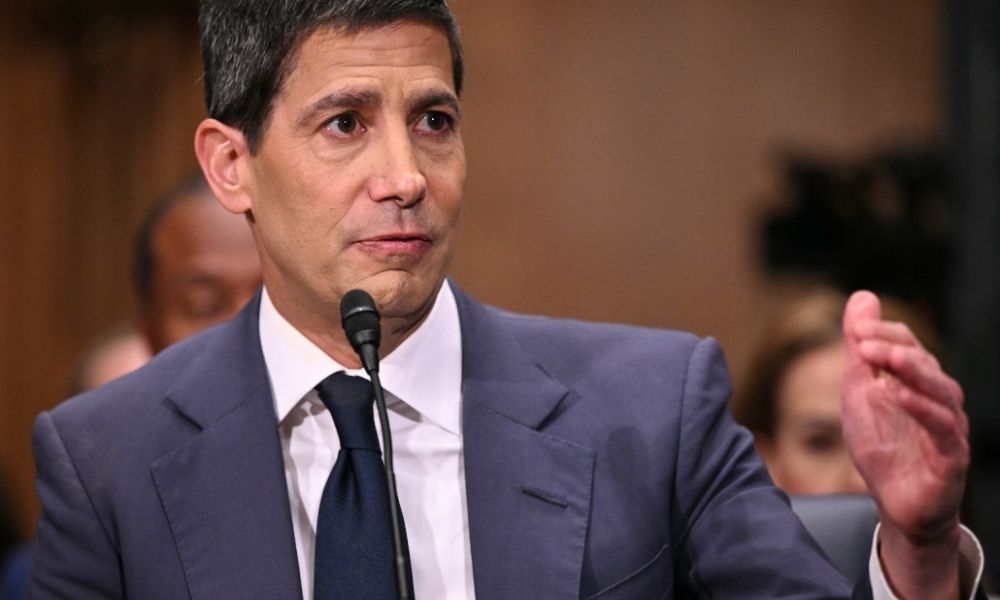 Fed sinaliza que taxas de juros podem subir nos EUA em estreia de Warsh