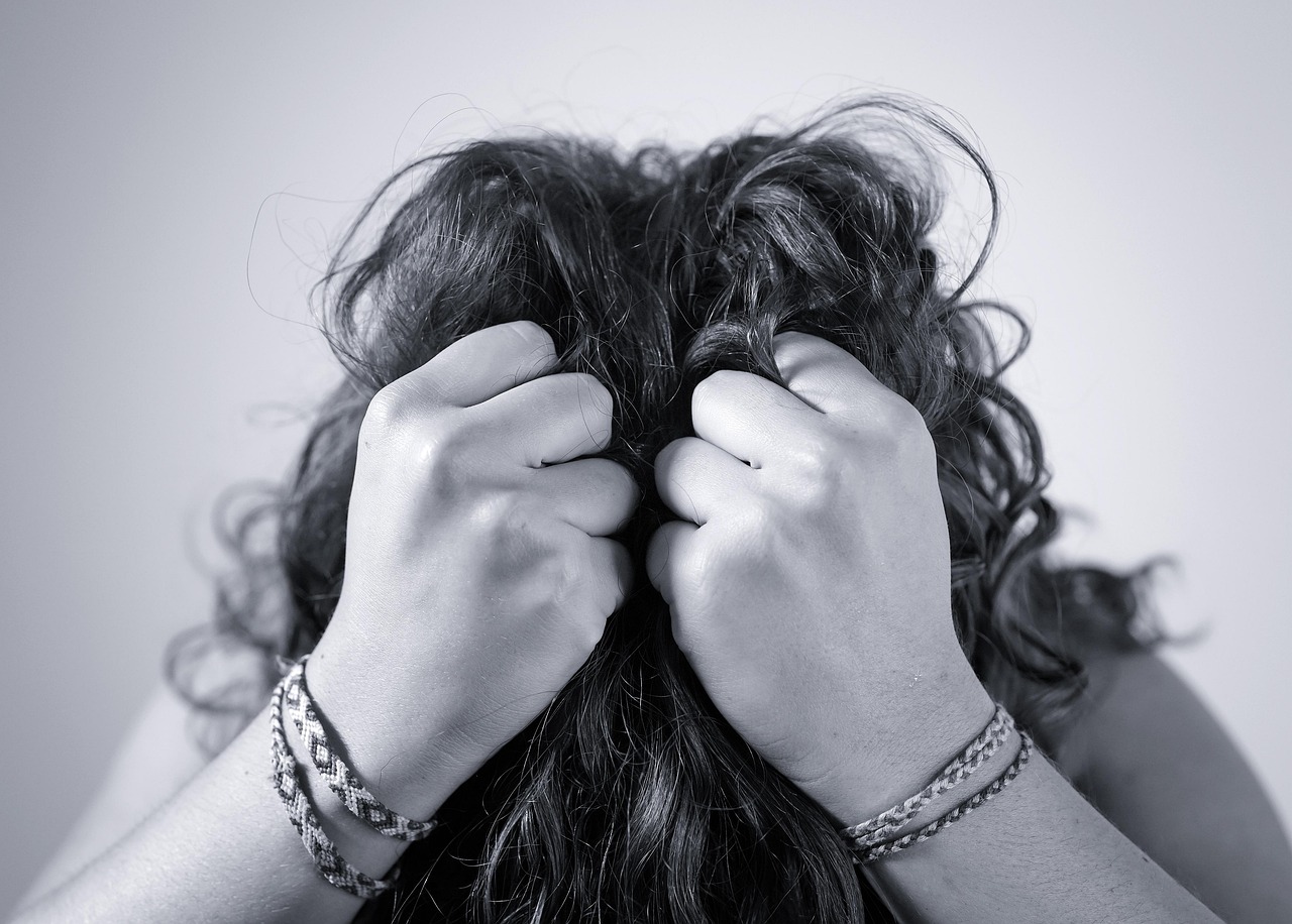 O que fazer para evitar o frizz e o ressecamento do cabelo no clima frio e seco