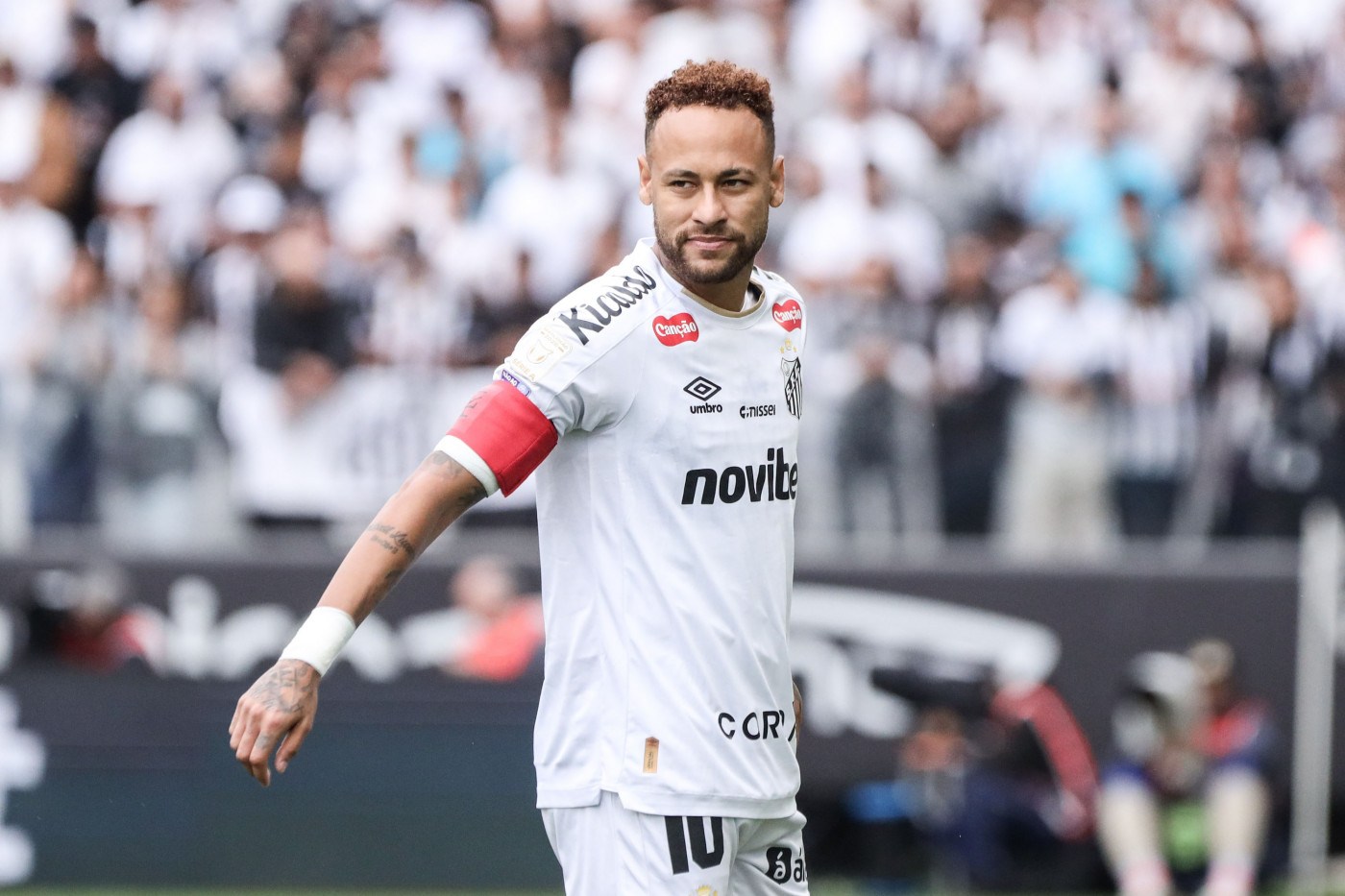 Neymar tem atuação discreta e vê Santos ser atropelado pelo Coritiba antes de convocação