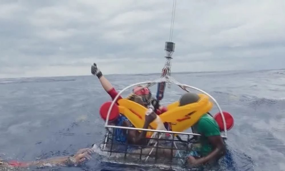 Avião cai perto da Flórida; 11 pessoas são resgatadas após horas à deriva no mar