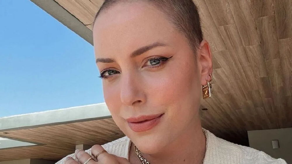Fabiana Justus comemora fim do tratamento contra câncer e faz fotos com seu médico