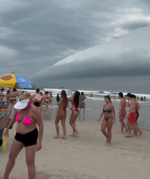 Nuvem em forma de tsunami