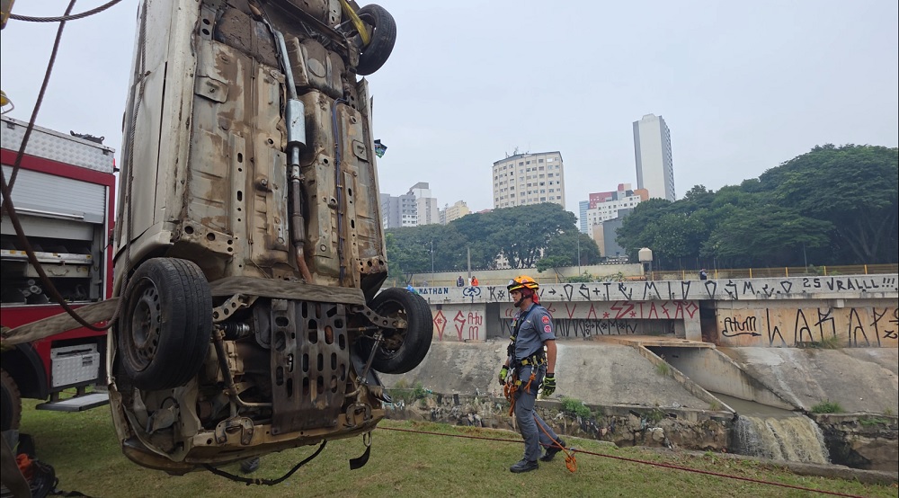 Carro sendo içado