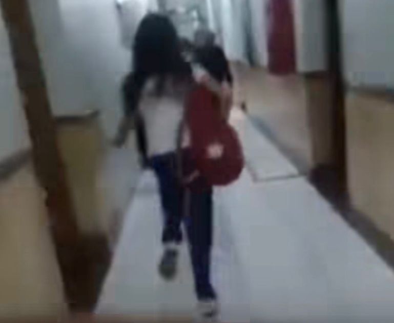 Um ataque a tiros nesta terça-feira (5) deixou duas funcionárias mortas e outras duas pessoas feridas no Instituto São José, em Rio Branco, capital do Acre. O autor dos disparos é um adolescente de 13 anos, aluno da instituição. A pistola utilizada no ataque pertencia ao padrasto do menor. Segundo a Polícia Militar, o jovem se entregou após o crime e foi apreendido com carregadores municiados. O dono da arma foi detido pelas autoridades. Além das vítimas fatais, uma terceira funcionária e um aluno foram atingidos e encaminhados ao pronto-socorro da capital acreana. O adolescente não teve dificuldades em entrar o prédio por ser estudante da unidade. Testemunhas relataram que o barulho dos tiros foi inicialmente confundido com ruídos de uma reforma que ocorre no local, o que atrasou a reação imediata. O governo do Acre suspendeu as aulas em toda a rede estadual por três dias e mobilizou equipes de apoio psicossocial para a comunidade escolar. A Polícia Civil abriu um inquérito para apurar a motivação do ataque e as responsabilidades sobre o acesso do jovem à arma de fogo.