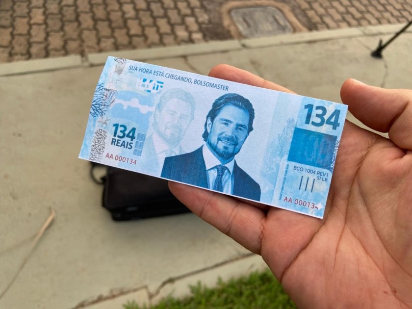 Nota com foto de Vorcaro