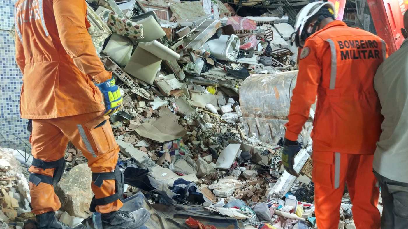 Prédio desaba, e três pessoas morrem em Salvador