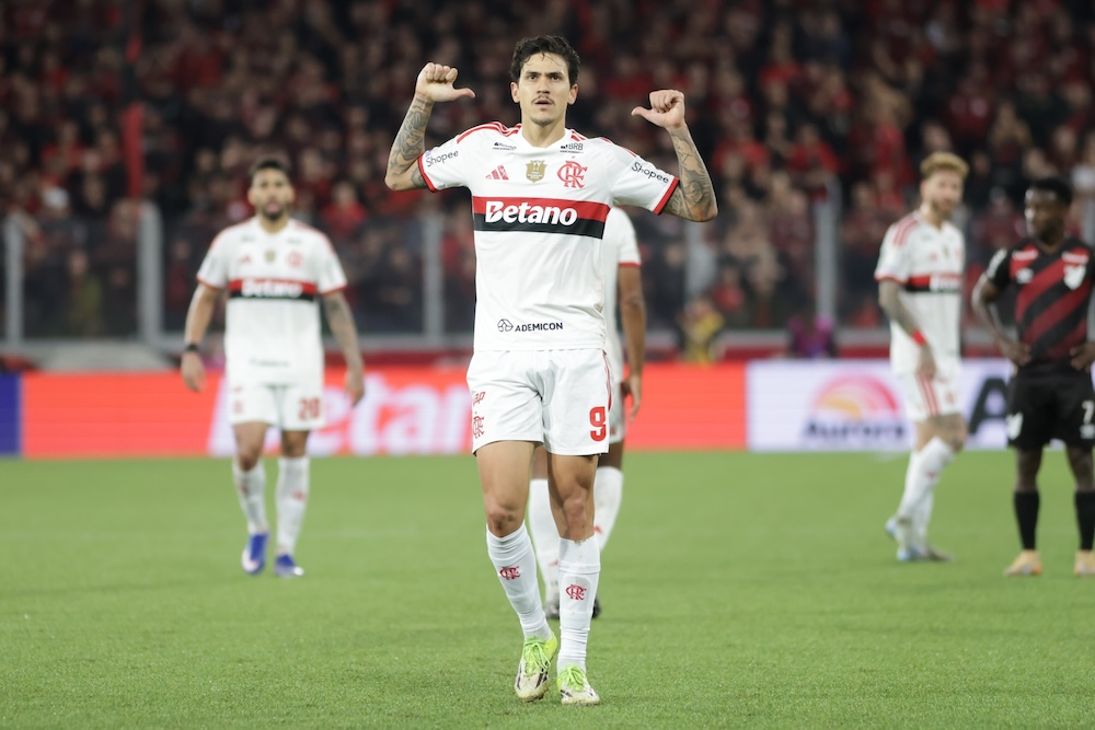 Flamengo empata com Athletico-PR e segue quatro pontos atrás do Palmeiras no Brasileirão