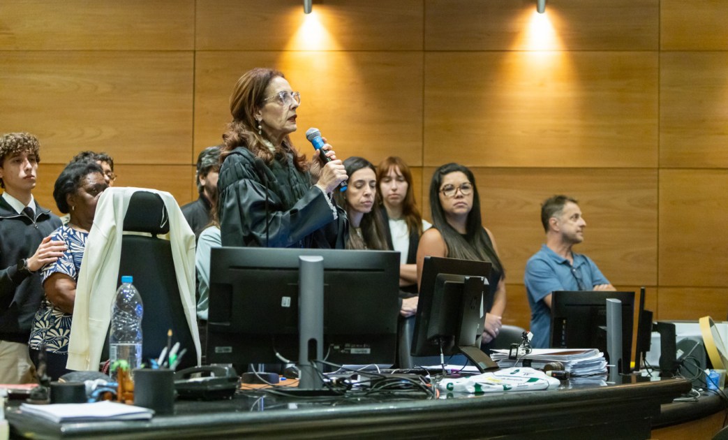 A juíza Elizabeth Machado Louro lê a sentença após o julgamento pelo II Tribunal do Júri