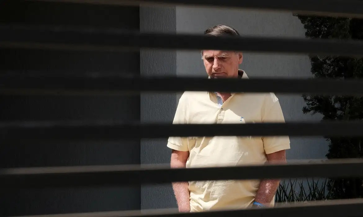 Divergência sobre localização de espingarda levou PF à casa de Bolsonaro