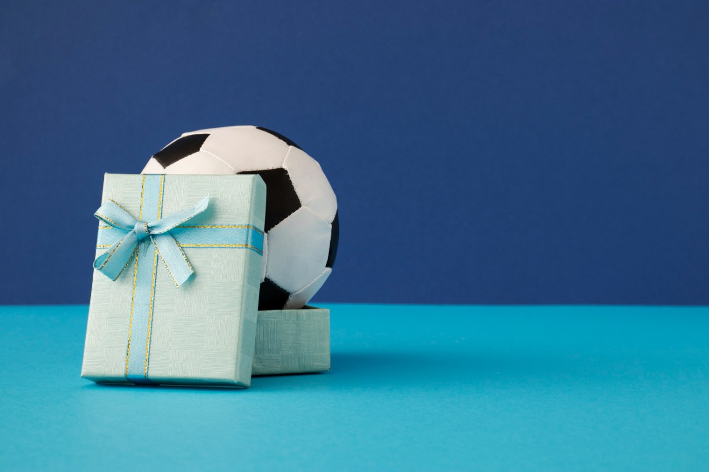 O que dar de presente no Dia dos Namorados para quem é apaixonado por futebol e pela Copa