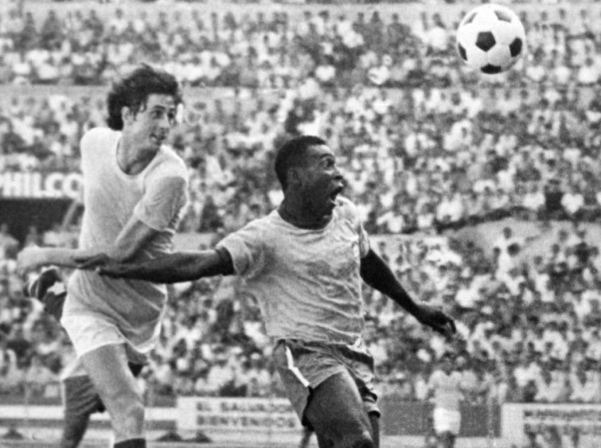 Pelé (d), da seleção brasileira de futebol, disputa bola com jogador da Romênia durante partida na Copa do Mundo de 1970