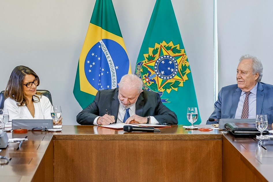 Lula assina decreto