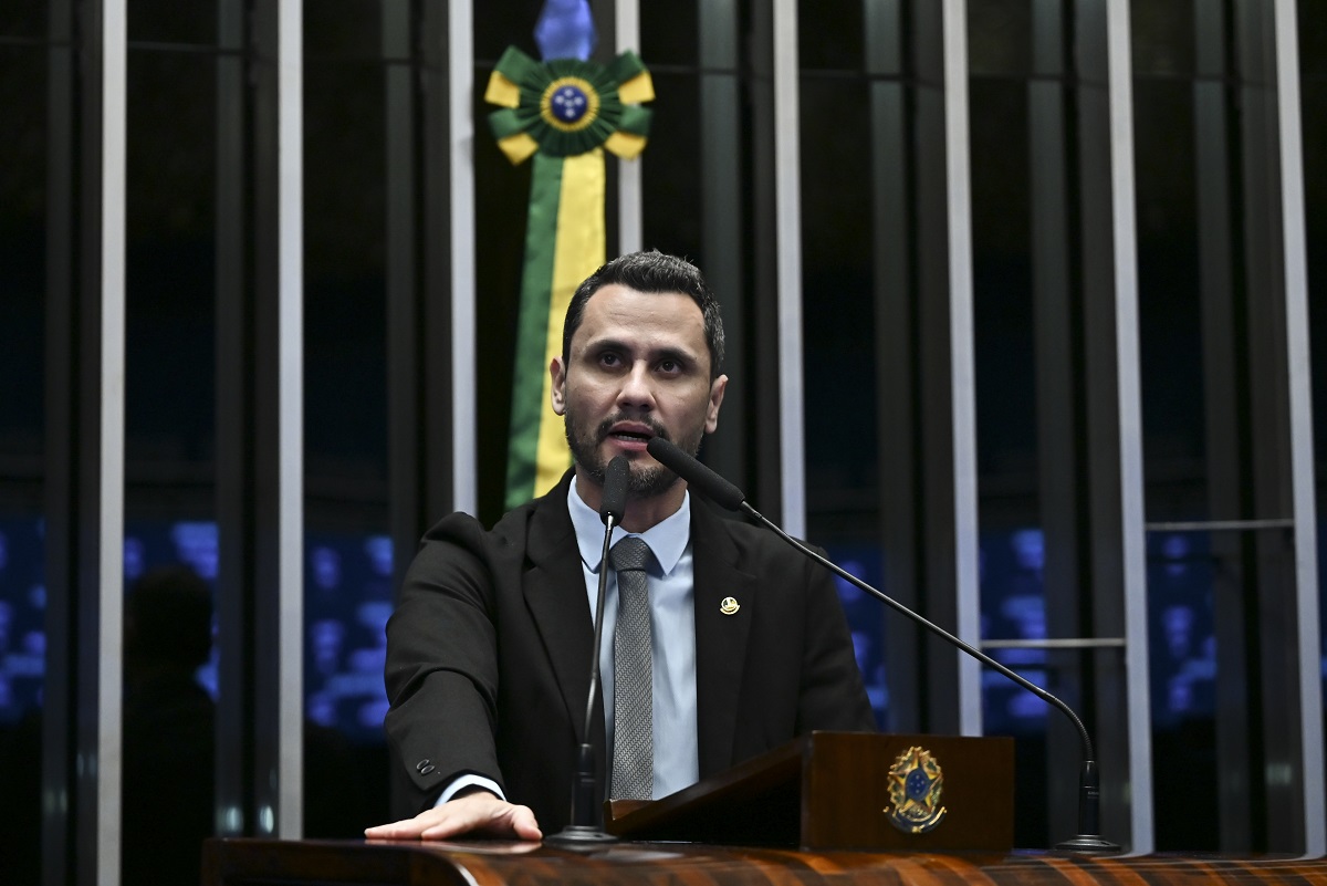 Possível candidato de Flávio em Minas, Cleitinho sai em defesa de Michelle