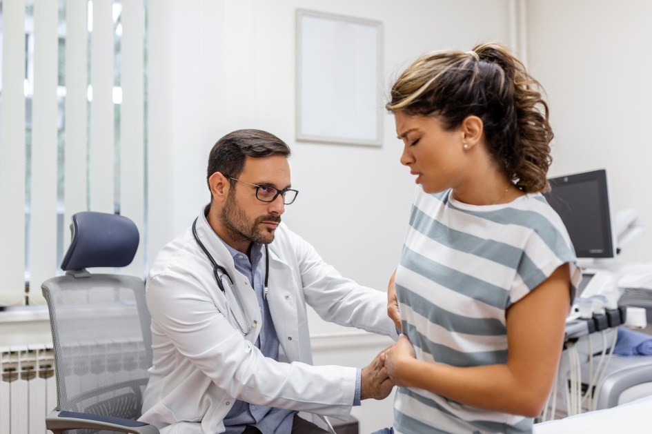 Médico faz exame em paciente