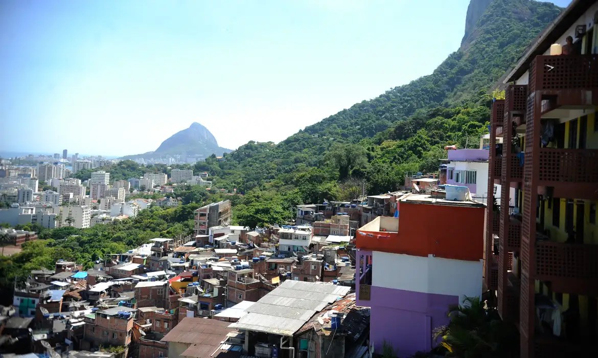Operação na zona sul do Rio tem 6 presos e homem baleado em ônibus