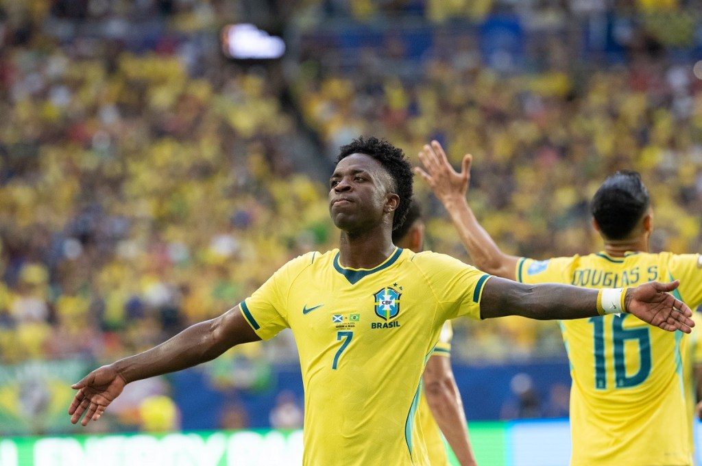 O atacante Vinícius Júnior, do Brasil, comemora após abrir o placar na partida entre Escócia e Brasil válida pela 3ª rodada do Grupo C da Copa do Mundo 2026, no Hard Rock Stadium, em Miami Gardens, na Flórida, nos Estados Unidos, nesta quarta-feira, 24 de junho de 2026. 24/06/2026
