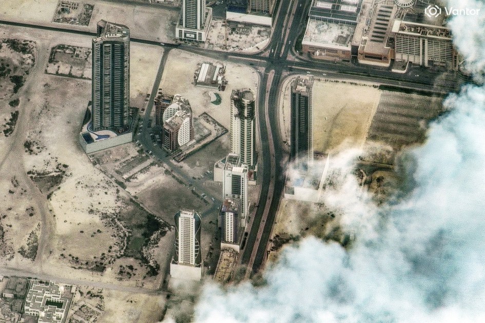 Esta imagem de satélite cedida pela Vantor mostra os danos após um ataque de drone a um edifício residencial de alto padrão em Manama, capital do Bahrein, em 2 de março de 2026