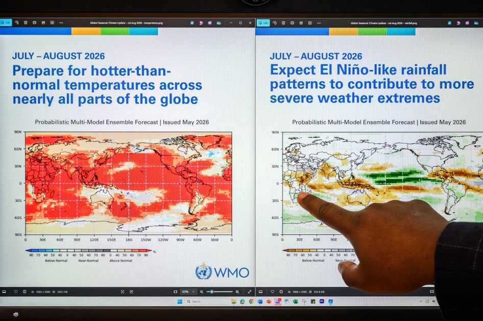 O chefe dos serviços de previsão climática da Organização Meteorológica Mundial (OMM), Wilfran Moufouma-Okia, aponta gráficos exibidos em uma tela de computador na sede da OMM em Genebra, em 1º de junho de 2026. Há 80 por cento de chance de o fenômeno de aquecimento El Nino se desenvolver entre junho e agosto, aumentando o risco de eventos climáticos extremos, disse a Organização Meteorológica Mundial em 2 de junho de 2026. (Foto de Fabrice COFFRINI / AFP)