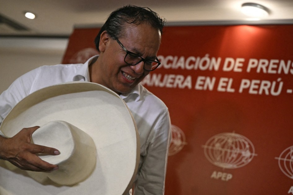 O candidato presidencial do Peru, Roberto Sánchez, do partido Juntos por el Perú, sai após uma entrevista coletiva para a Associação de Imprensa Estrangeira do Peru (APEP) em Lima, em 5 de junho de 2026. A candidata de direita Keiko Fujimori e o esquerdista Roberto Sánchez se enfrentarão no segundo turno presidencial do Peru em 7 de junho de 2026