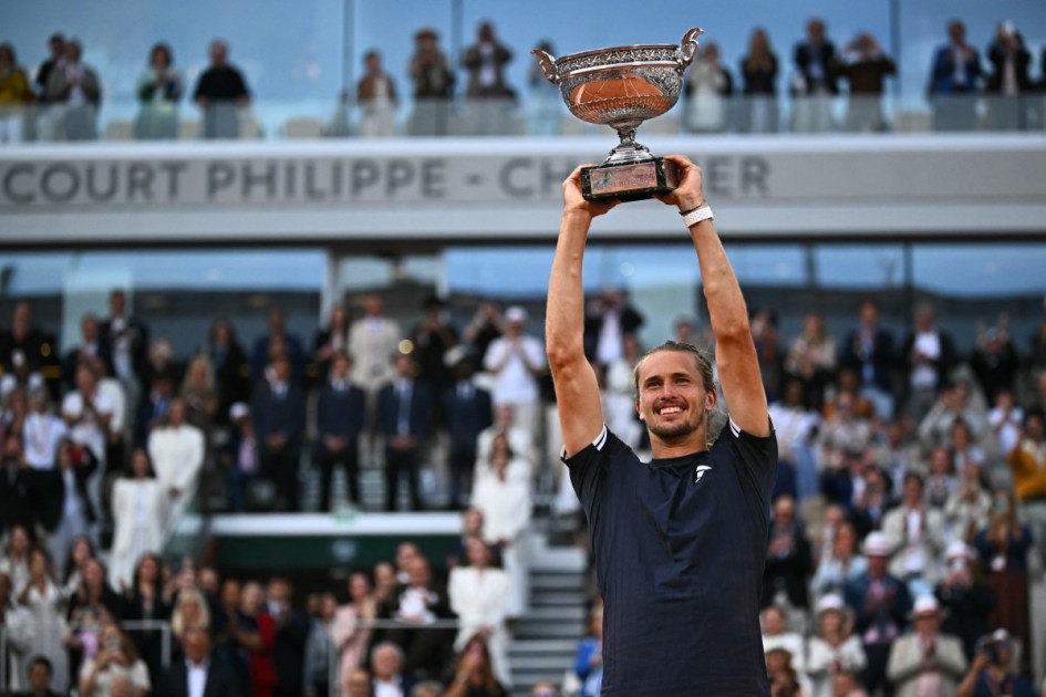 Alexander Zverev levanta seu troféu de Roland Garros