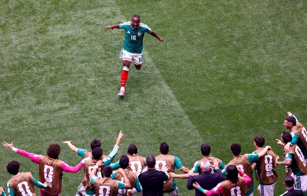 O atacante número 16 do México, Julian Quinones, comemora o primeiro gol de seu time durante a partida de futebol do Grupo A da Copa do Mundo de 2026 entre México e África do Sul, no Estádio da Cidade do México, na Cidade do México, em 11 de junho de 2026. (Foto de Rodrigo OROPEZA / AFP)