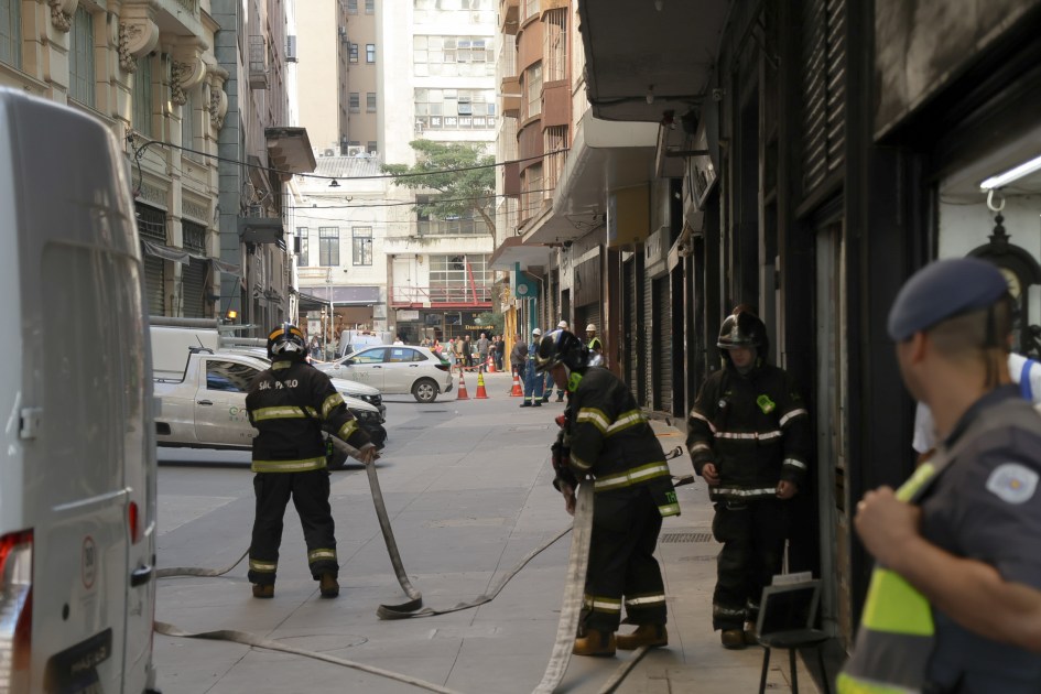 Suspeita de vazamento de gás interdita rua no centro de São Paulo