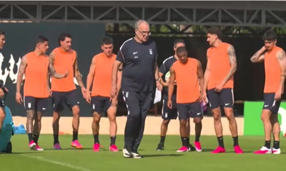 Bielsa critica pausas para hidratação e diz que medida altera concepção do futebol