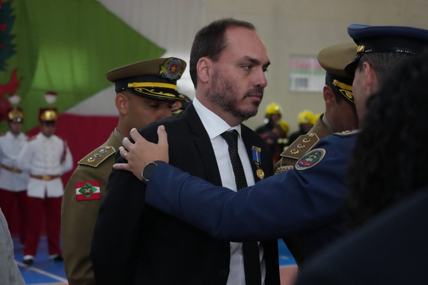 ‘Parem de torturar meu pai’, diz Carlos após buscas da PF na casa de Bolsonaro