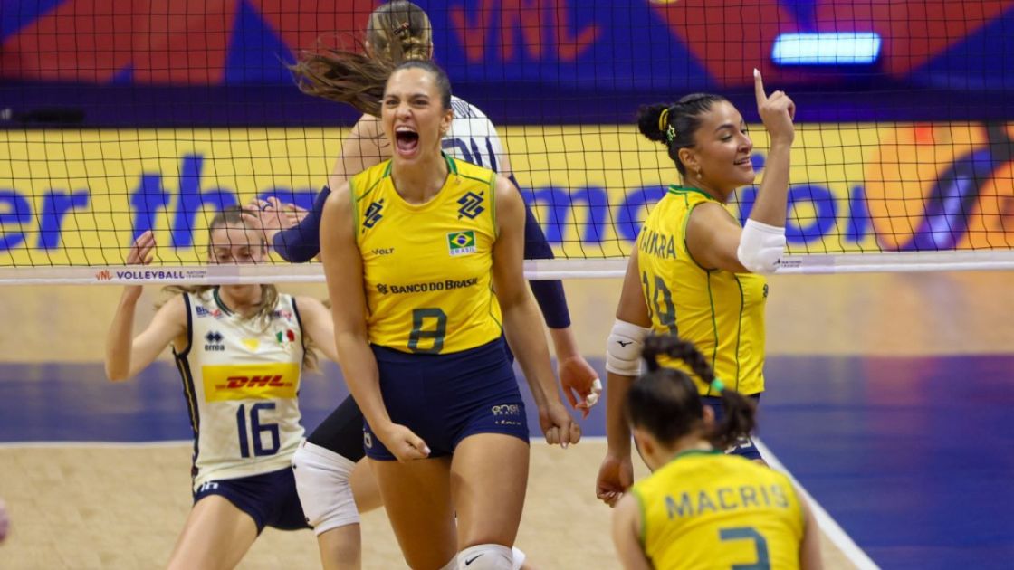 Central Júlia Kudiess e oposta Tainara comemoram ponto contra a Itália na LIga das Nações de Vôlei