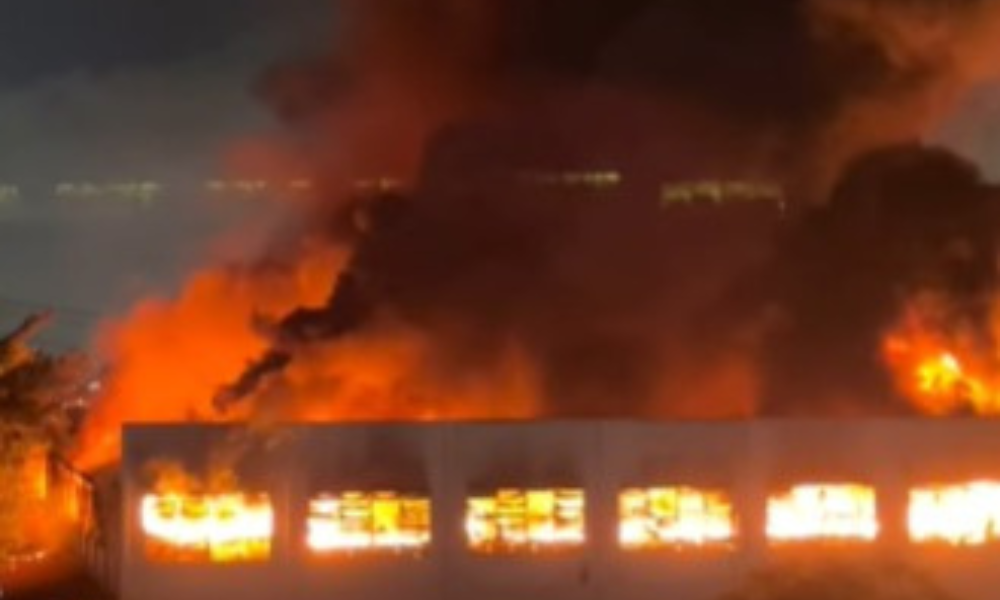 Incêndio em empresa de Guarulhos reacende após 23 horas de combate