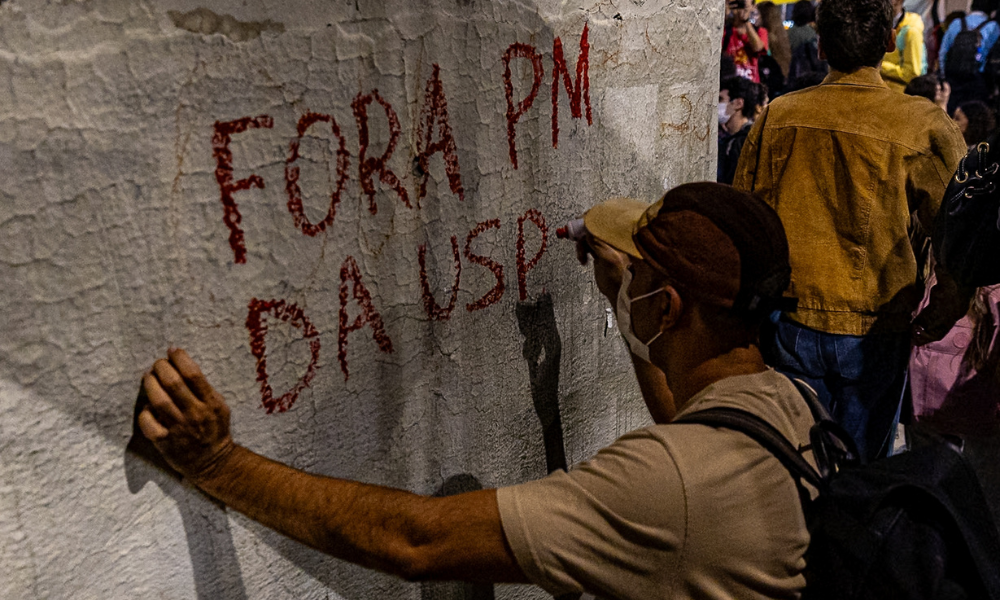 Estudantes em greve da Universidade de São Paulo (USP) durante protesto na Avenida Paulista, na região central de São Paulo