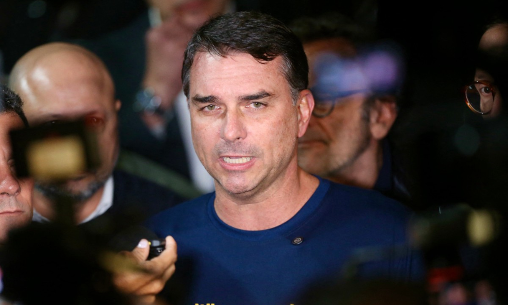 Moraes proíbe Flávio de visitar Bolsonaro por 90 dias após leitura de carta