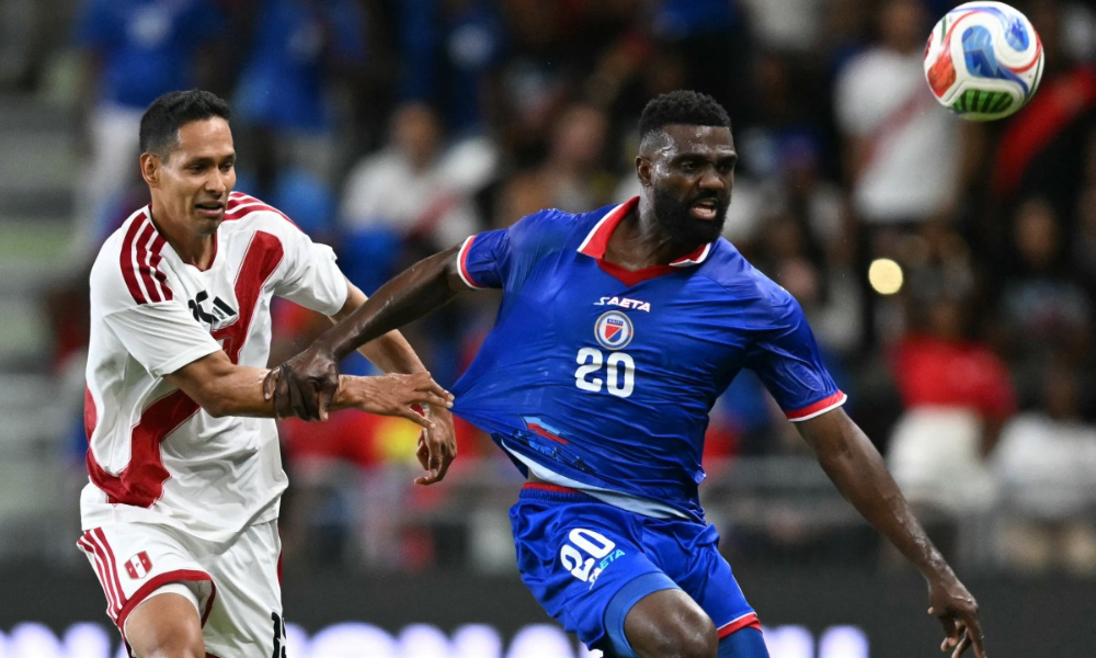 Atacante haitiano Frantzdy Pierrot e o zagueiro peruano Renzo Garces disputam a bola durante o amistoso entre Haiti e Peru no Nu Stadium em Miami, Flórida